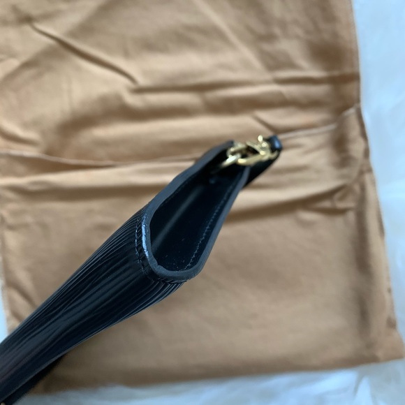 [SOLD] Louis Vuitton Epi black leather pochette - Picture 6 of 12